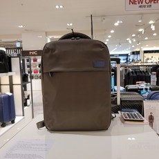 아메리칸투어리스터 남여공용]모던하고 심플한 바디 디자인에 블루 컬러로 포인트를줘 세련된 스타일연출 가볍고 넉넉한 수납공간특징 남녀 커플로도 착용가능[15.3노트북]수납가능 백팩NC경산점