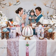 전통돌상스튜디오 첫돌배경천 전통돌상촬영 3인가족 전통돌사진 가족사진촬영 첫돌기념