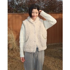 앳코너 부클 시어링 베스트 아이보리