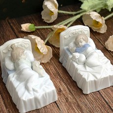 주식회사크레피 세라믹 침대 위 소년 소녀 장식 2p 조각상 오브제