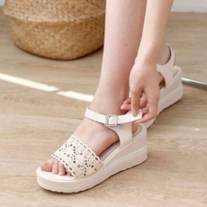 고퀄 쿠셔닝 발이 편한 7cm 버클 웨지 샌들