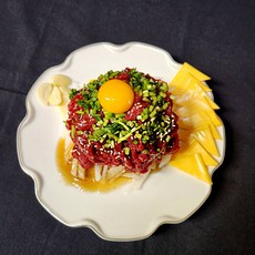 당일도축 한우 육사시미 뭉티기 우둔살 양념장 증정, 1개, 한우육회300g