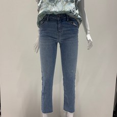 d7f64c3c8035672a85a2cdf91bf995e9a6b52bba27a89934e67d2a3b11e7.jpg