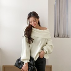 다바걸 츄닷오프숄더니트