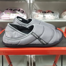 크록스 네오 퍼프 슬리퍼 205891-025