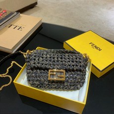 펜디 클래식 짜임 바게트백.