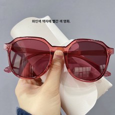 오목한 스타일링 거리에서 찍은 복고 개성 넘치는 얼굴 패션 다색 선글라스 여 날씬해 보이는 ins 선글라스 남조