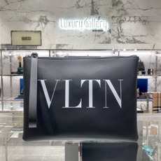[럭셔리갤러리] 발렌티노 VLTN 로고 스트랩 클러치