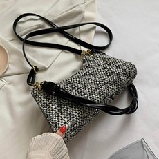 칼린 트위드 엠보스 퀄팅 꼬임 스트랩 크로스 숄더백 (블랙 화이트 레드) S2000811D005BAG