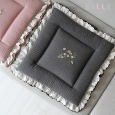 [데코벨] 피그먼트 누빔 데이지 자수 프릴 방석