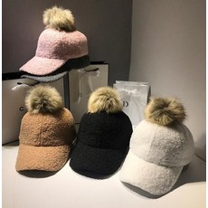 - 겨울필수템/뽀글이방울모자