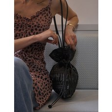 KWANI Crinkle Shoulder Bag Sleek Black - 콰니백