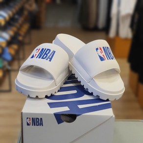 NBA 신발 할인!! 남여공용 착화감이 편해 데일리 신기 좋은 로고맨 포인트 슬라이드 화이트 칼라 슬리퍼