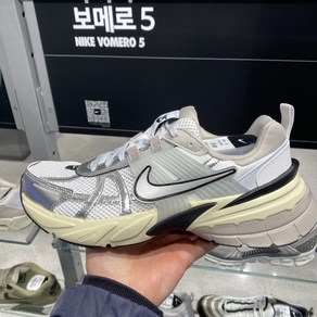 국내매장판 나이키 V2K런 서밋 화이트 메탈릭 실버