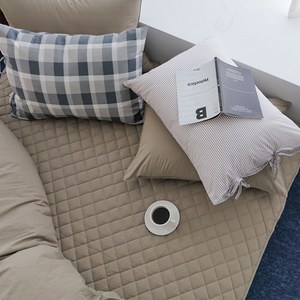 베이직톤 국내산 클래식 고밀도 순면 80수 한 사이즈 큰 밴드 고정형 침대패드, 카멜브라운