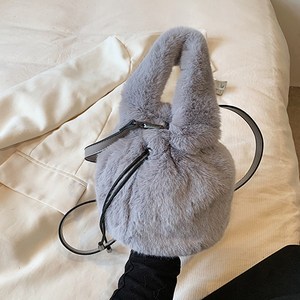 포시픽 보들보들 부드러운 퍼 포인트 핸드 겸용 미니 크로스백