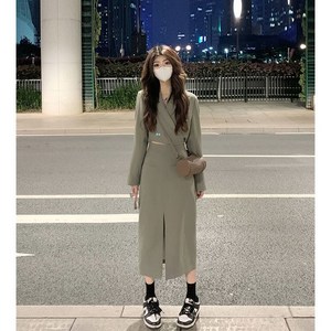 고급스러운 느낌의 짧은 자켓과 중간 길이의 오픈 슬릿 반바지 스커트 여성 세트