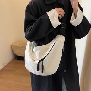 여성용 경량 대용량 데일리 반달 크로스백