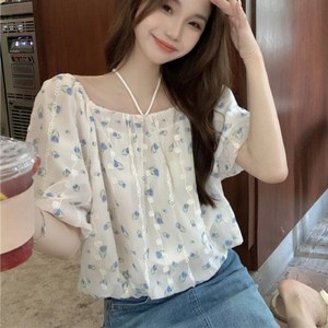 딭테일이 여성스러운 튤립 자수 오프숄더 블라우스_