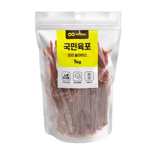 귀여운 강아지가 오리 육포 슬라이스를 즐겁게 먹는 모습