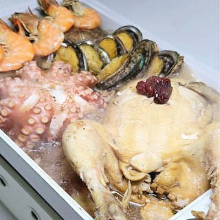 철든식탁 보양 한 끼 해신탕 밀키트 한방 재료를 사용한 깊고 진한 국물 해물 백숙, 1.7kg, 1박스