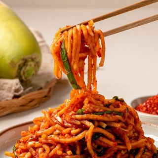 [운림가 54년전통] 갓 담근 국내산 무생채 / 아삭시원한 감칠맛이 일품인 전라도김치 2kg 1개 상품 이미지