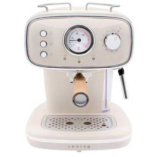 프리미엄 쿠잉전자 커피머신 사용 모습