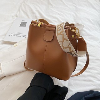 여성 데일리 버킷백 레더 크로스백