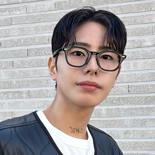 블루라이트차단 기본 검정 뿔테 안경 남자 여자 패션 얼굴형에맞는 안경테 대표 이미지 - 뿔테 안경 추천
