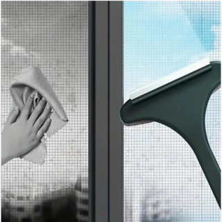 놀자리빙 스퀴지 겸용 방충망 청소솔 사용 모습