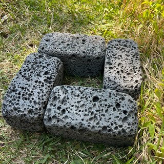 [레드조경] 현무암 10X10X20 CM 벽돌 현무암 디딤석 화강석 담장석 메주석 몽돌 자연석 경계석 화단만들기 전원주택꾸미기 정원석 마당꾸미기 테라스꾸미기 옥상조경 판석, 4개, 5ml, 현무암  10x10x20cm