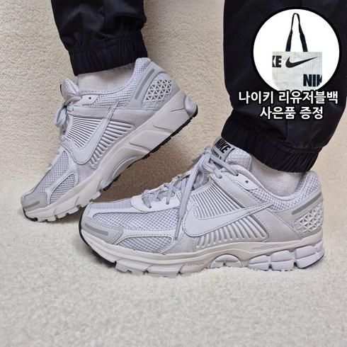 [국내매장판 A/S가능] 나이키 줌 보메로5 남성 바스트 그레이 화이트 남여공용 나이키리유저블백소형 증정