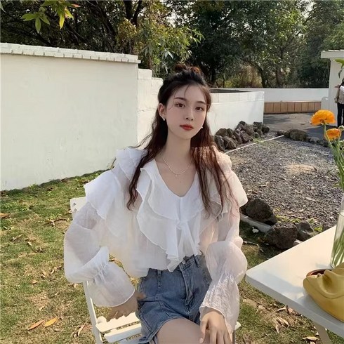 매혹적인 러블리 프릴로 가득한 블라우스 일상 사랑스러움