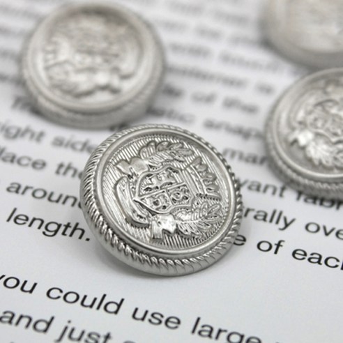 섬세한 아름다움을 더하다: 알렉산더 은장 단추로 완성하는 특별한 디테일 트위드단추