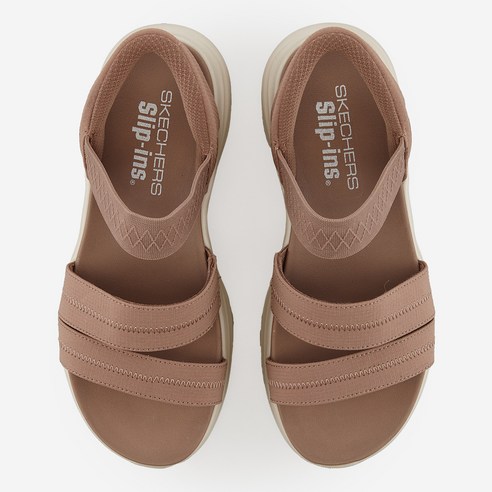 겨울에도 포근함과 스타일을 놓치지 않는 스케쳐스 베이퍼 폼 샌들