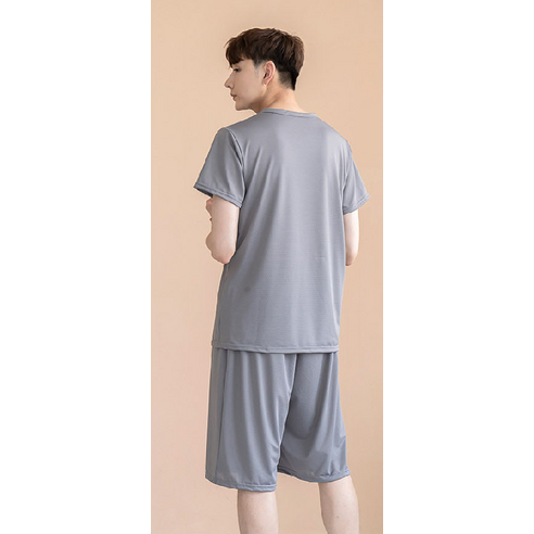 한여름 밤, 더운 날씨 속에서도 편안한 수면을 위해 민트코코아 남성용 도트펀칭 잠옷세트를 선택해보세요.