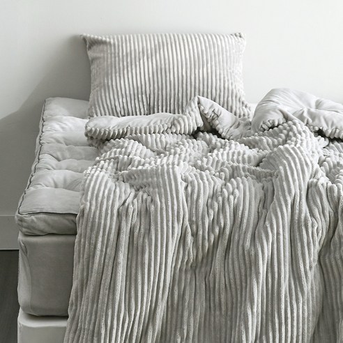 라뽐므 노르빅 극세사 스트라이프 겨울 침구세트는 따뜻하고 아늑한 수면을 위한 최적의 선택입니다.