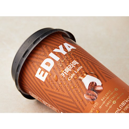 달콤하고 부드러운 맛의 이디야 카페라떼, 언제 어디에서나 간편하게 즐기세요.