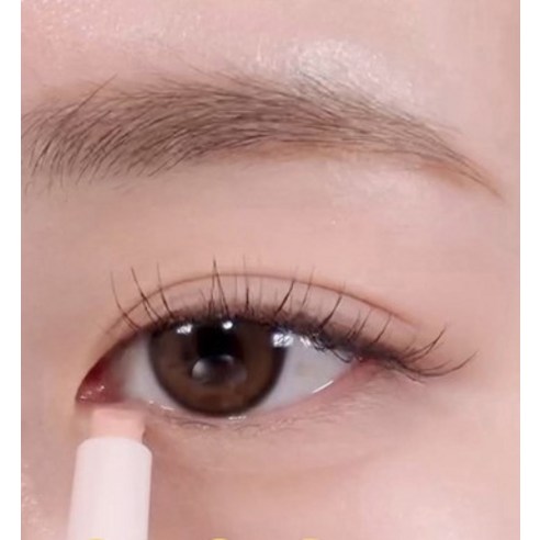 자연스럽고 매혹적인 복숭아 우유빛 눈매를 연출하는 필수 아이섀도