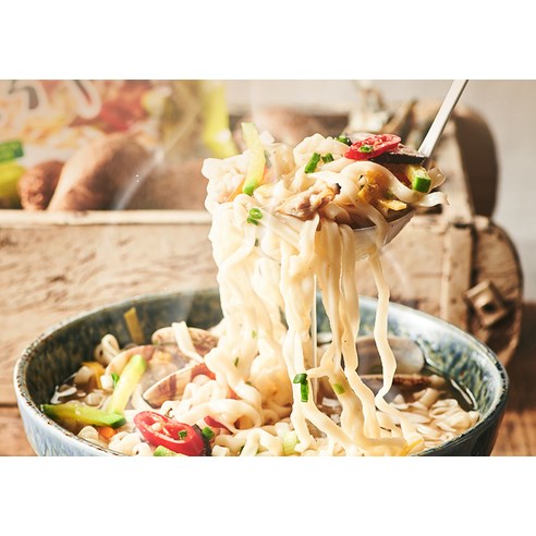 깊은 바다의 풍미를 담은 간편한 멸치칼국수 한 그릇