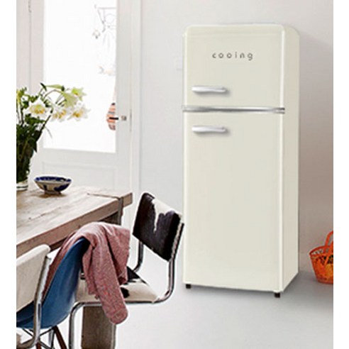 고전적인 디자인과 현대적인 기능이 결합된 쿠잉전자 레트로 미니 냉장고