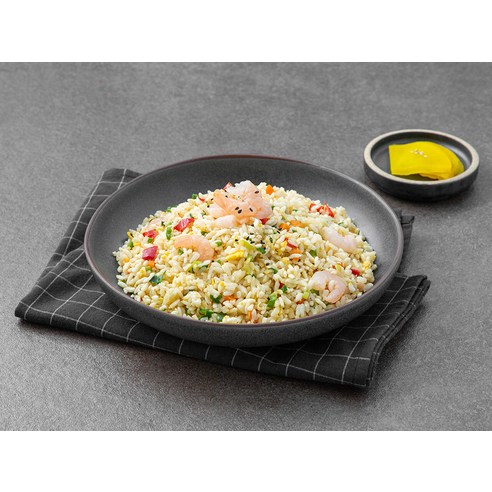 통통한 새우와 다채로운 재료로 풍성한 맛을 느낄 수 있는 간편식 새우볶음밥