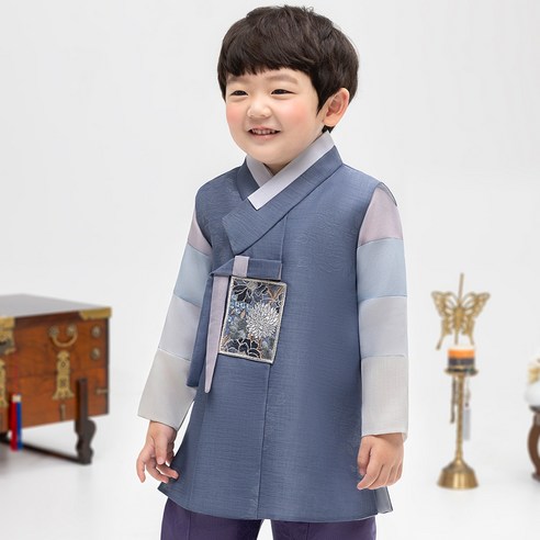 하늘을 담은 아름다움, 금동이아가 하늘꽃보 한복으로 아이의 특별한 날을 선물하세요.