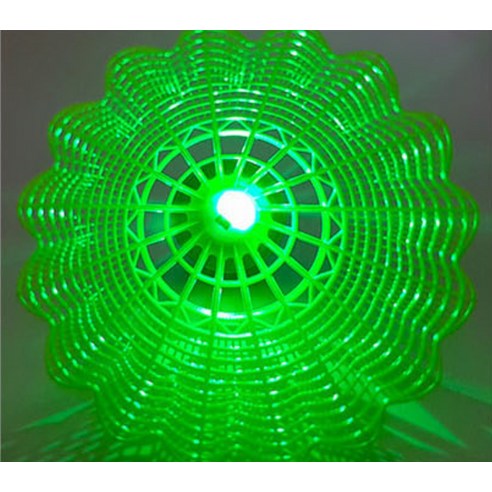 나일론 소재와 야광 처리로 내구성과 가시성이 뛰어난 합리적인 가격의 셔틀콕