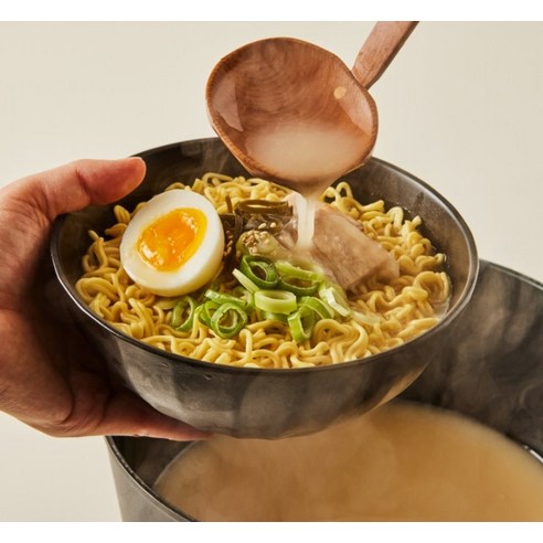 깊고 풍부한 풍미, 가볍고 건강하게 즐기는 풀무원 자연건면 로스팅 돈코츠 라멘