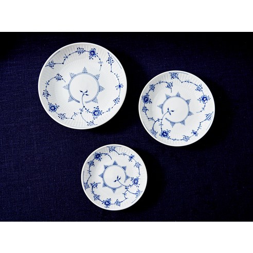 로얄코펜하겐 찬기 세트로 평범한 밥상에 예술을 더하세요.