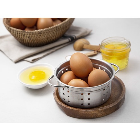 자유롭게 자란 닭이 낳은 탱글탱글한 신선한 계란
