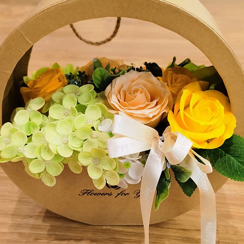 우아한 비누꽃으로 가득한 벽장식 꽃바구니