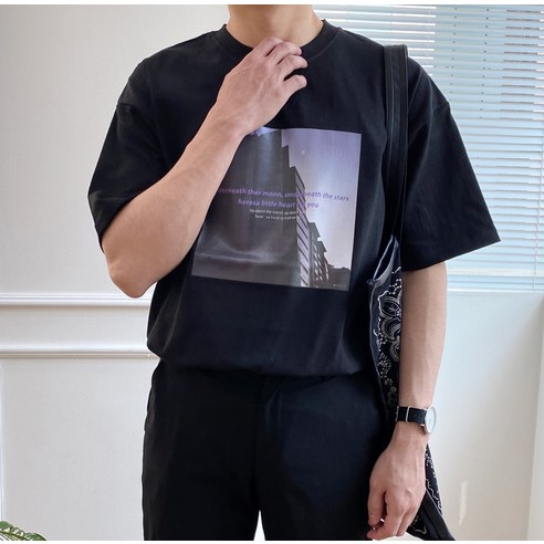 스타일과 편안함을 모두 잡은 여름 필수템, 오티디 오버핏 반팔 티셔츠