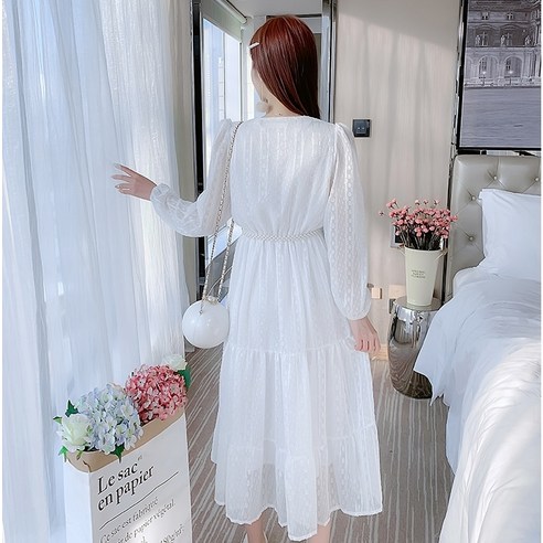 V넥과 레이스로 꾸며진 세련된 포플러앤씨 체스터 브이 원피스